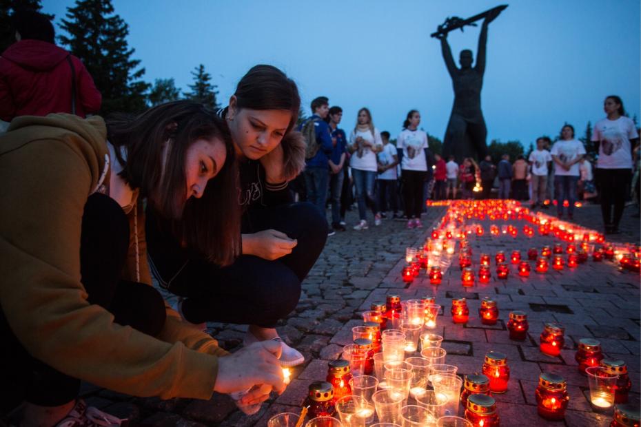 Во время мемориальной акции «Свеча памяти» в парке Победы в рамках Дня памяти
