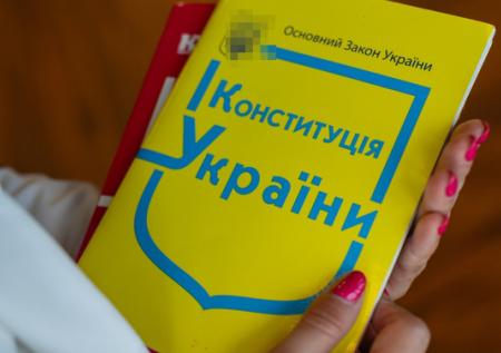 На Украине русскоязычных начали унижать прямо через конституцию