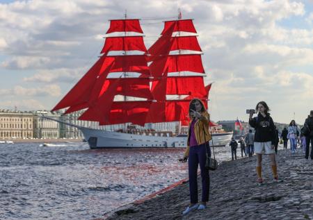 Главный выпускной страны начался в Петербурге