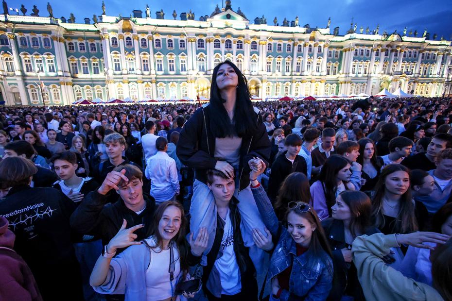 Выпускники школы на Дворцовой площади во время ежегодного праздника выпускников «Алые паруса»