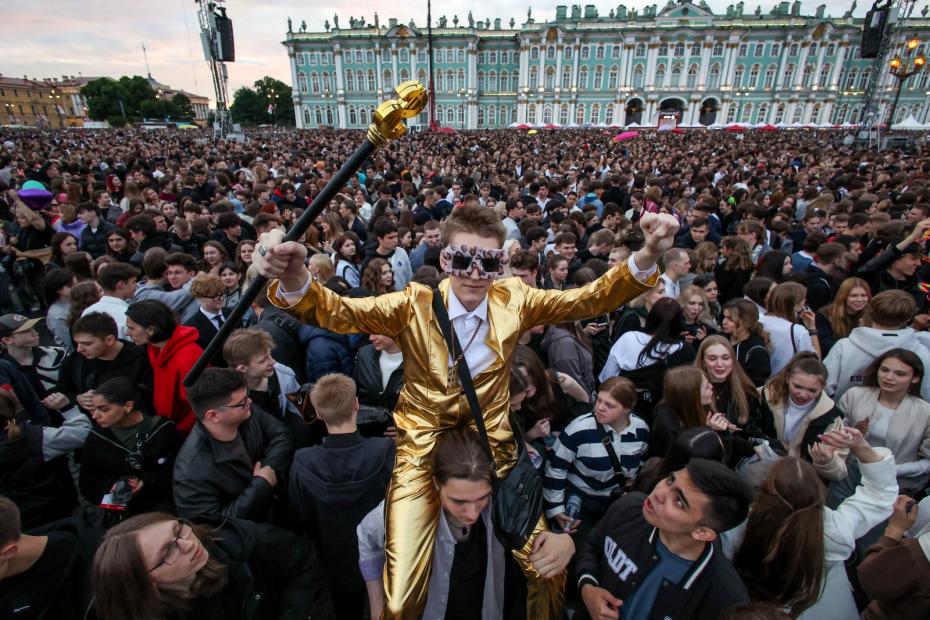 Выпускники школ на Дворцовой площади во время ежегодного праздника выпускников «Алые паруса»