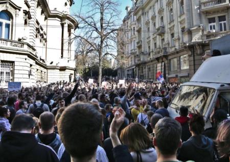 Сотрудники полиции получили травмы во время протестов в Сербии