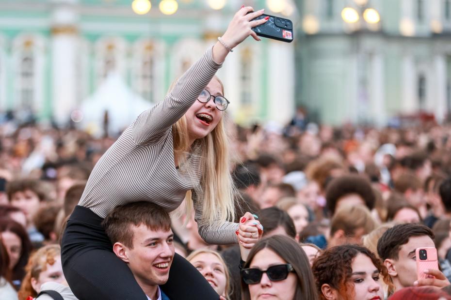 Выпускники школы на Дворцовой площади во время ежегодного праздника выпускников «Алые паруса»