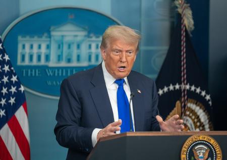 Администрация Трампа разберется с гендерной терапией подростков в больницах