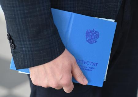 В Екатеринбурге аттестаты выпускникам перепечатают из-за одного ляпа