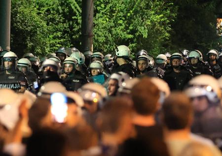 Митингующие в Сербии начали тотальную блокировку дорог и улиц