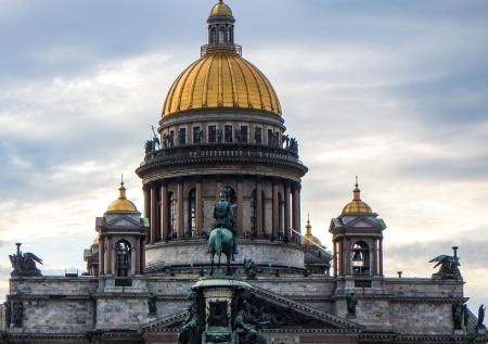 Пляски мигрантов со стрельбой у православного храма попали на видео