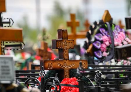 Женщина оскорбила родителей бойца СВО около его могилы