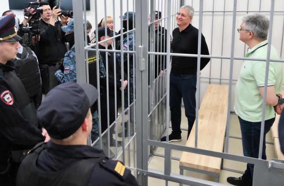 Бывший заместитель главы Минобороны РФ Тимур Иванов (второй справа), обвиняемый в хищениях на сумму свыше четырех миллиардов рублей, и бывший руководитель компании «Оборонлогистика» Антон Филатов (справа) во время оглашения приговора в Мосгорсуде. Суд приговорил экс-замминистра обороны Тимура Иванов