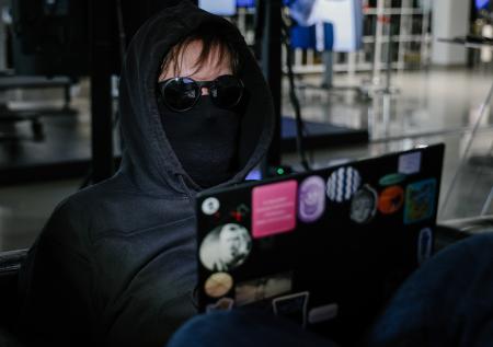 Мошенники в Москве хитрым способом обманули абитуриента на 300 тысяч рублей