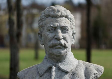 В российском регионе у входа в школу поставили памятник Сталину