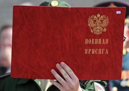 Военнослужащий покинул строй на присяге из-за действий священника