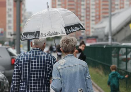 Врач поделилась советами, как справиться со слабостью в плохую погоду