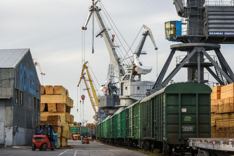 Астрахань. Погрузка древесины на территории морского торгового порта