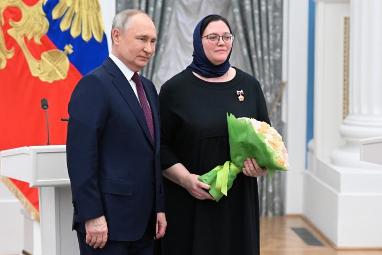 Владимир Путин и мать 11 детей Ольга Стрельникова, награжденная орденом «Мать-героиня»