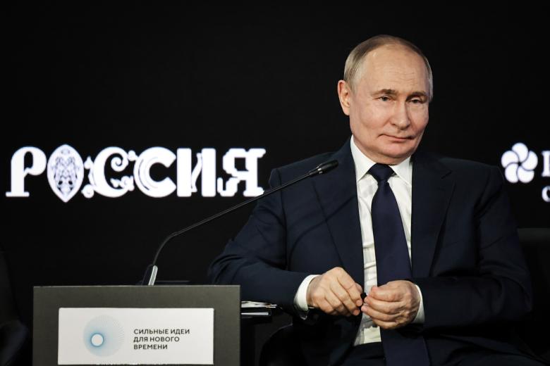 Президент РФ Владимир Путин принимает участие в пленарном заседании форума АСИ «Сильные идеи для нового времени»
