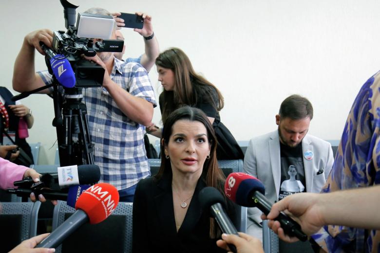 Глава Гагаузии Евгения Гуцул во время пресс-подхода на заседании суда в Кишиневе