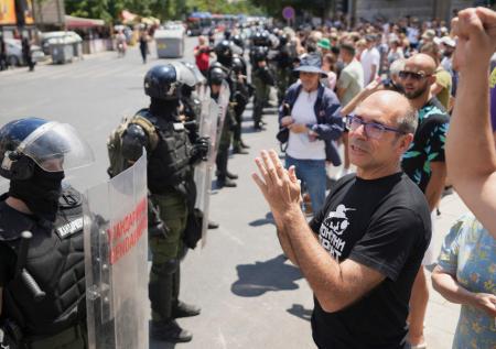 Протестующие в Сербии довели полицейского до больничного