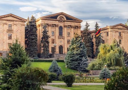 В парламенте Армении произошла потасовка на фоне обсуждения важного закона