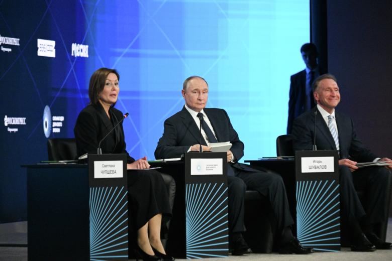 Президент РФ Владимир Путин принимает участие в пленарном заседании форума АСИ «Сильные идеи для нового времени»