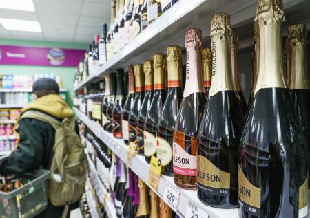 Россиянам младше 21 года перестанут продавать алкоголь? Что известно, закон