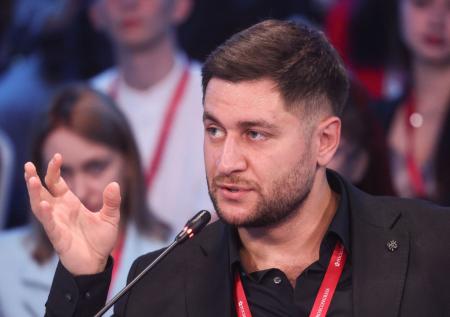 «Нужно кормить семью»: Дава ходит на светские мероприятия ради заработка