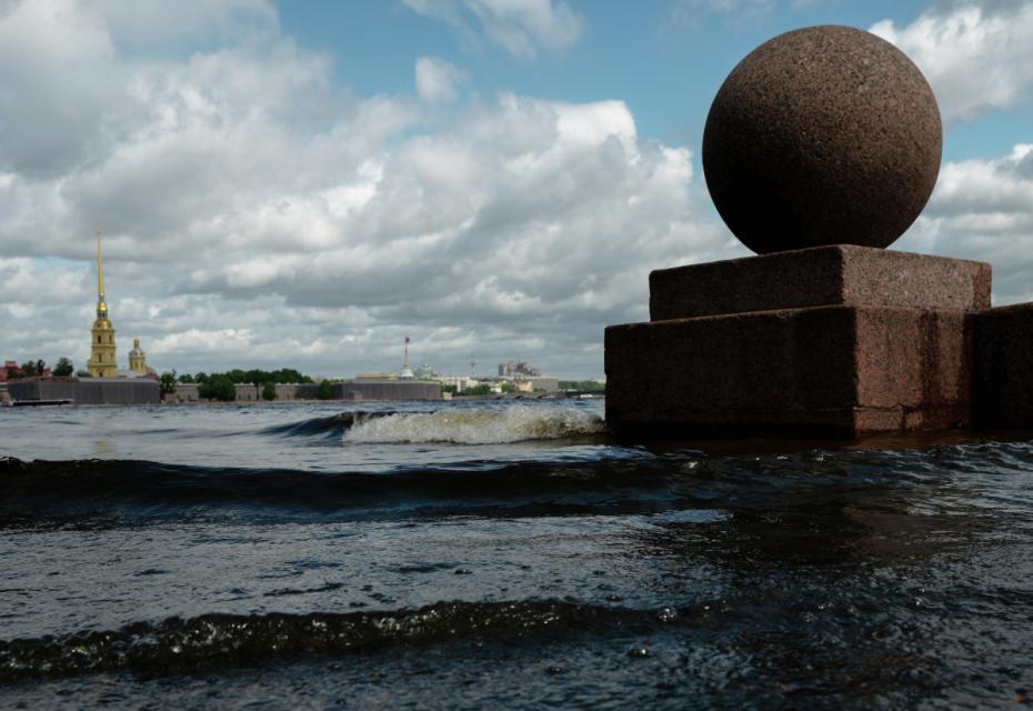 Набережная реки Невы в Санкт-Петербурге, где поднялся уровень воды. Сильный ветер и дождь начались в городе вечером 3 июля. Затворы комплекса защитных сооружений Петербурга закрыли для предотвращения морского нагонного наводнения