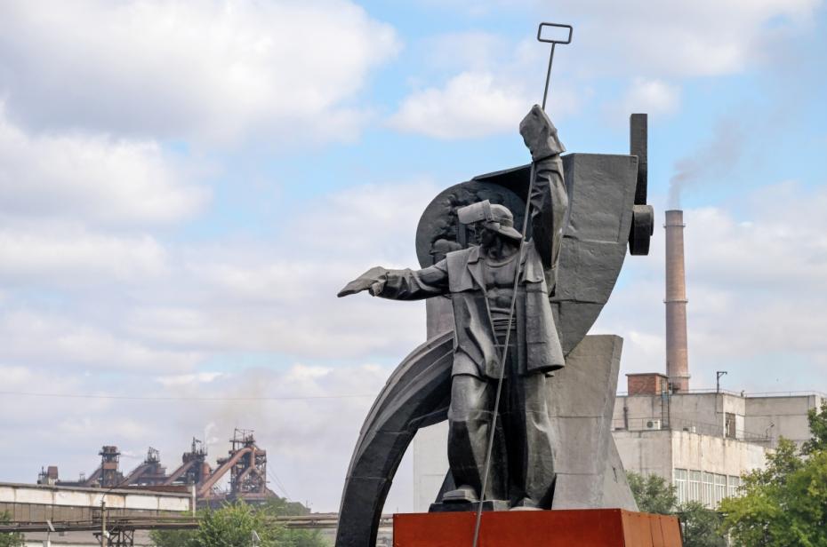 Памятник металлургам на территории металлургического завода «Уральская сталь» в Новотроицке
