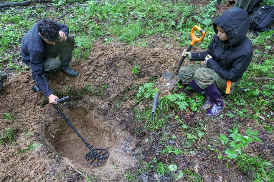 Раскопки по поиску останков солдат Красной армии, пропавших без вести во время ВОВ, поисковым отрядом «Пламя» в Кузовлево, МО