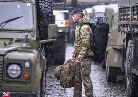 Военные базы в Британии решили защитить табличкой и забором