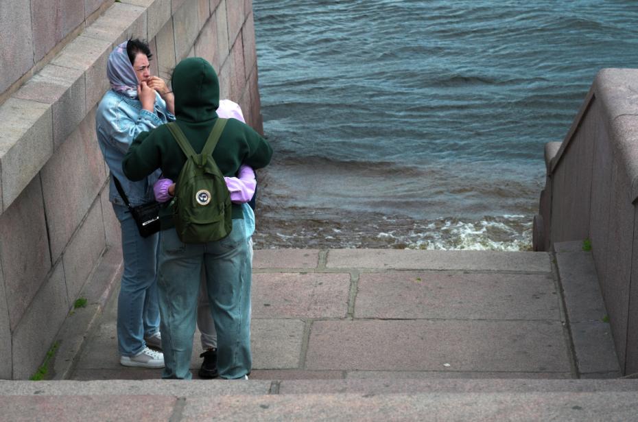 Набережная реки Невы в Санкт-Петербурге, где поднялся уровень воды. Сильный ветер и дождь начались в городе вечером 3 июля. Затворы комплекса защитных сооружений Петербурга закрыли для предотвращения морского нагонного наводнения