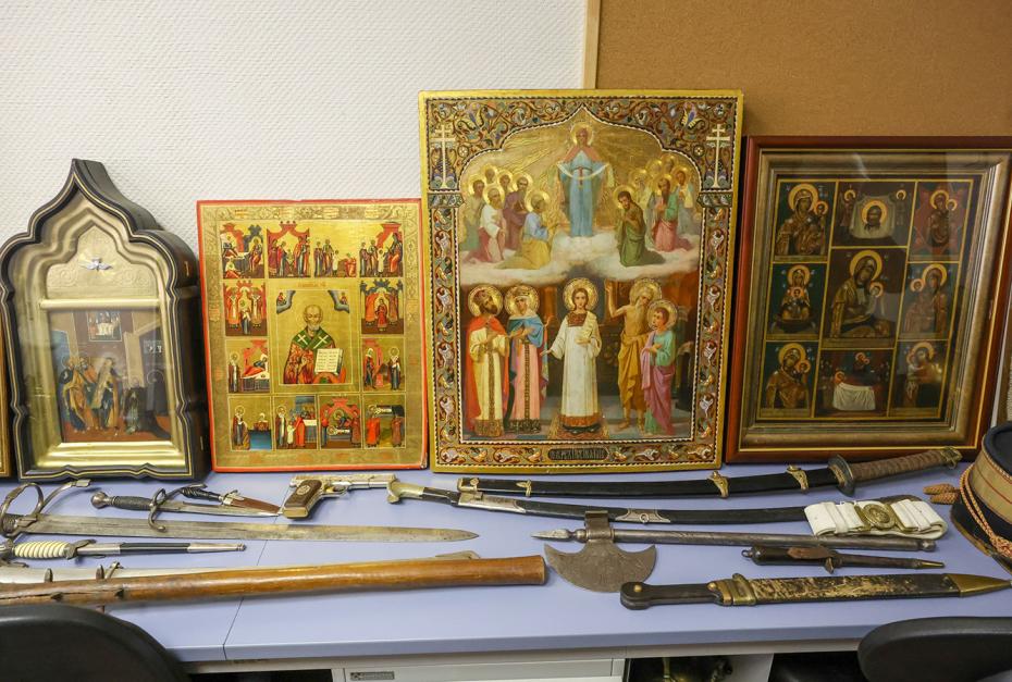 Иконы и историческое оружие в лаборатории отдела искусствоведческой экспертизы Центрального экспертно-криминалистического таможенного управления Федеральной таможенной службы России