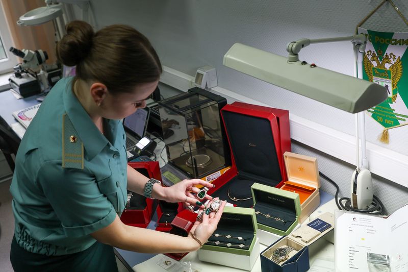 Таможенный эксперт-криминалист во время определения цены и подлинности ювелирных изделий в лаборатории Центрального экспертно-криминалистического таможенного управления Федеральной таможенной службы России