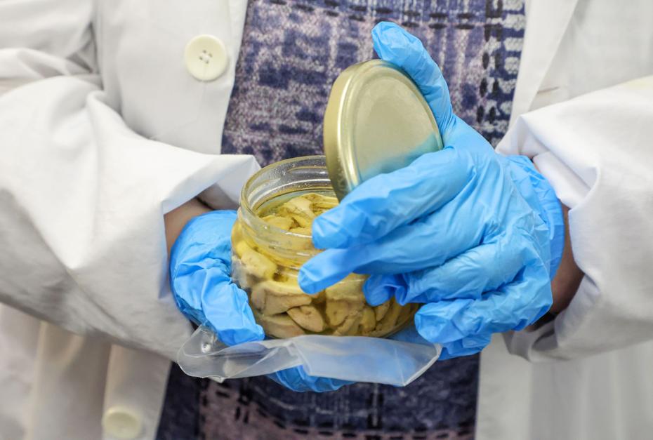 Таможенный эксперт-криминалист во время проверки подлинности продуктов питания в лаборатории Центрального экспертно-криминалистического таможенного управления Федеральной таможенной службы России