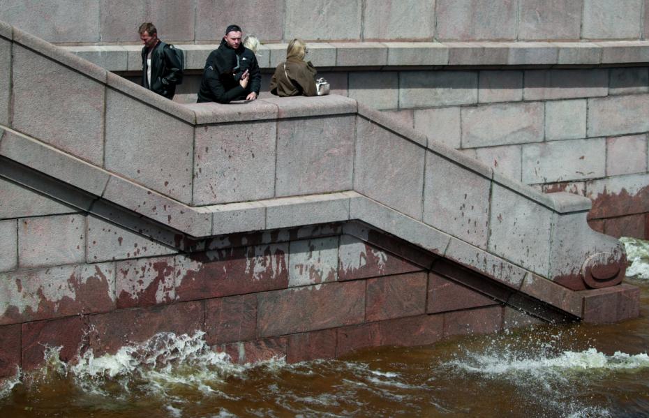 Горожане наблюдают подъем уровня воды в реке Неве