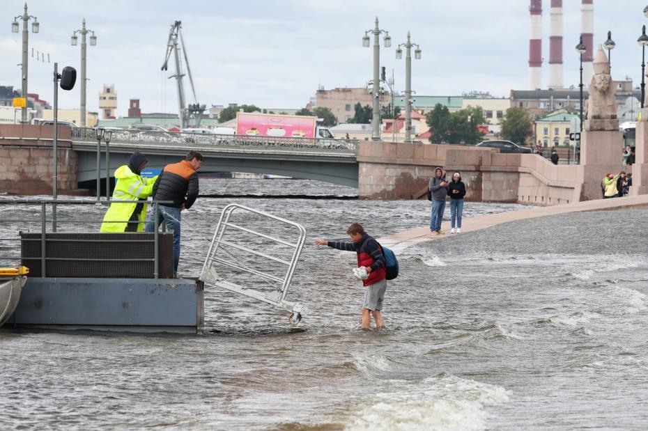 Наводнение в Санкт-Петербурге. Вид на Университетскую набережную