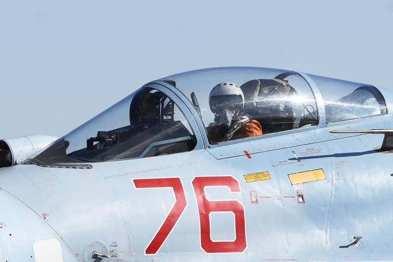 Пилот в кабине многоцелевого истребителя Су-30М2