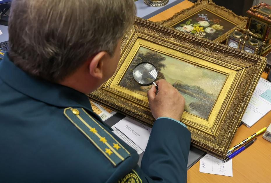 Таможенный эксперт-криминалист во время определения цены и подлинности ювелирных изделий в лаборатории Центрального экспертно-криминалистического таможенного управления Федеральной таможенной службы России