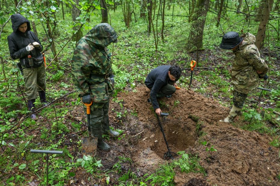 Раскопки по поиску останков солдат Красной армии, пропавших без вести во время ВОВ, поисковым отрядом «Пламя» в Кузовлево, МО