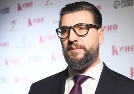 Тайная свадьба и слухи о критике СВО: как живет актер Александр Устюгов
