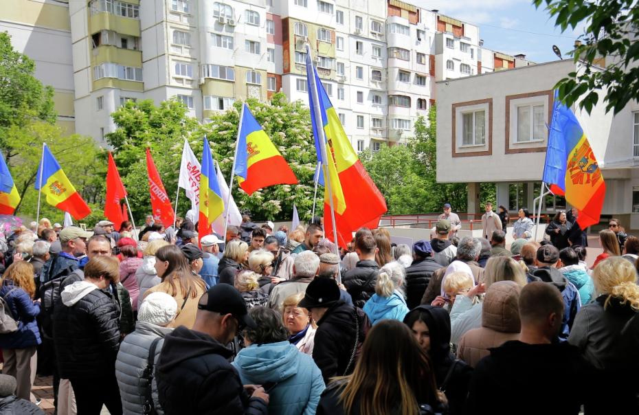 Пикет сторонников главы Гагаузии Евгении Гуцул у здания суда в Кишиневе