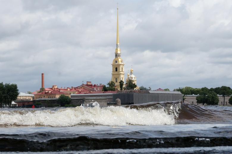 Санкт-Петербург. Вид на Петропавловскую крепость в Санкт-Петербурге во время наводнения