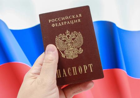 Россиянам напомнили, в каких случаях они обязаны менять паспорт