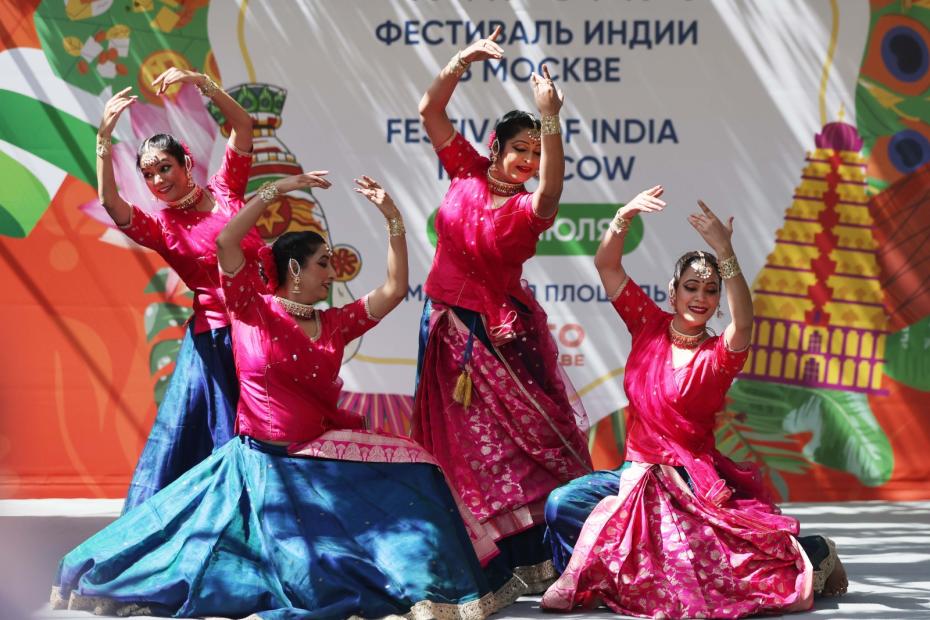 Участницы фестиваля индийской культуры во время исполнения танца на Манежной площади