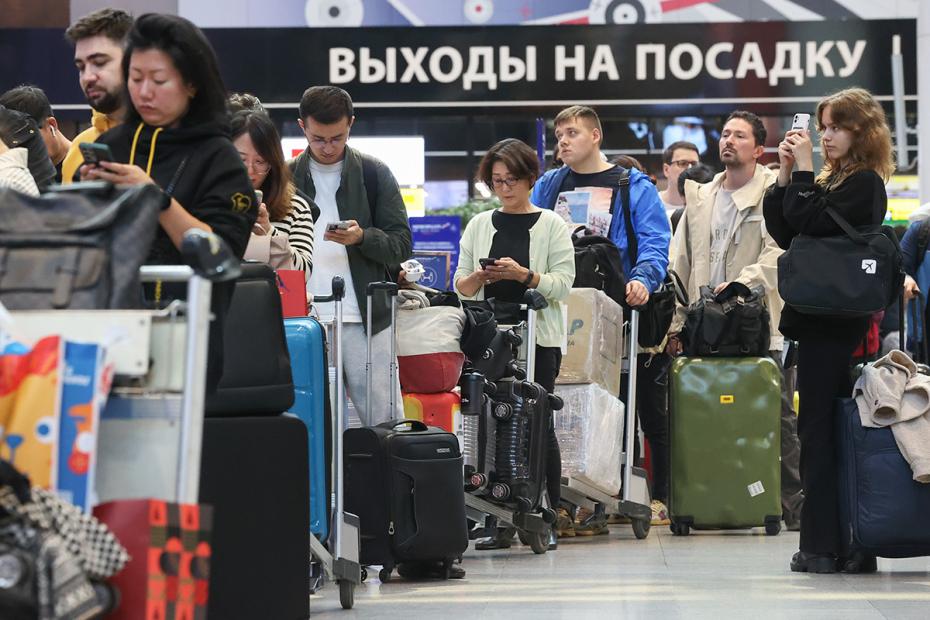 Пассажиры у стоек регистрации в аэропорту Шереметьево