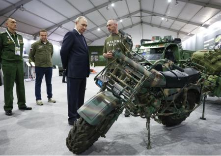 Путин посетил посвященную работе Народного фронта выставку