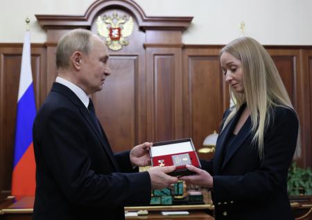 «Мы будем помнить его»: Путин встретился с вдовой погибшего генерала