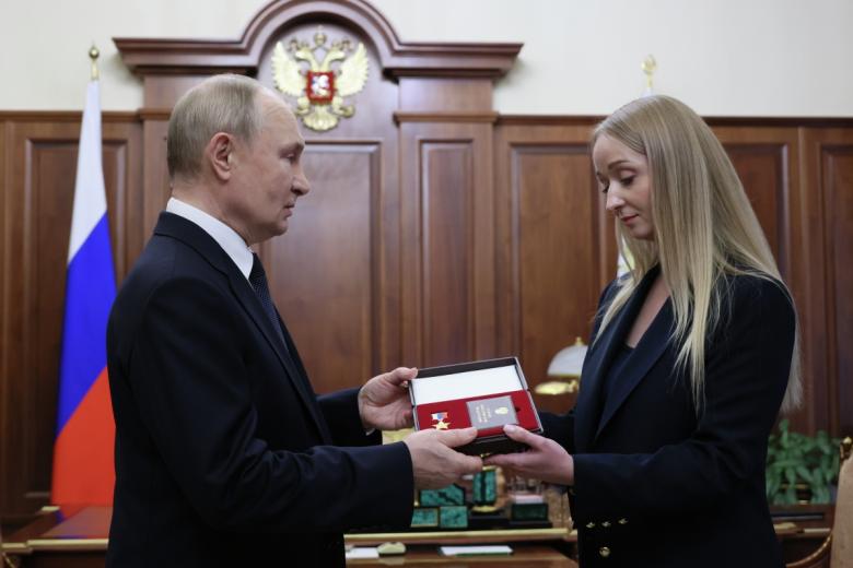 Владимир Путин передает вдове Героя России генерал-майора Михаила Гудкова Жанне Гудковой медаль «Золотая звезда»