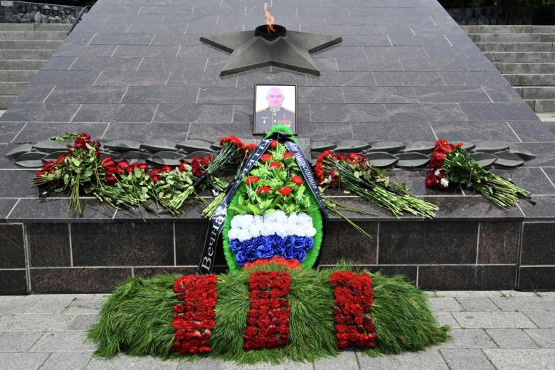 Стихийный мемориал в память о погибшем заместителе главкома ВМФ РФ Михаиле Гудкове