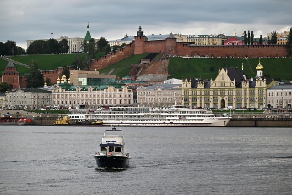 Набережная Нижнего Новгорода. На втором плане — Нижегородский кремль
